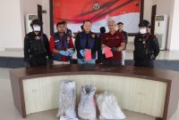 Jajaran Satuan Reserse Kriminal (Satreskrim) Polres Demak saat jumpa pers terkait pengungkapan penjualan obat mercon yang berlangsung di Polres Demak, Minggu (2/3).