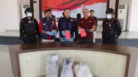 Jajaran Satuan Reserse Kriminal (Satreskrim) Polres Demak saat jumpa pers terkait pengungkapan penjualan obat mercon yang berlangsung di Polres Demak, Minggu (2/3).