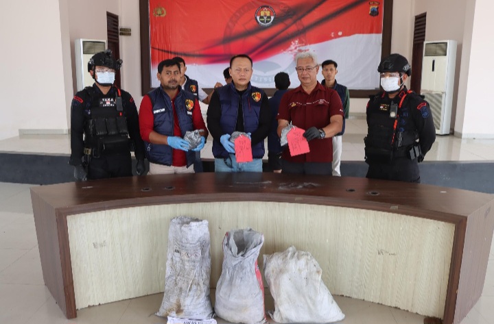 Jajaran Satuan Reserse Kriminal (Satreskrim) Polres Demak saat jumpa pers terkait pengungkapan penjualan obat mercon yang berlangsung di Polres Demak, Minggu (2/3).