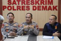 PLH Kabag Ops Polres Demak, Kompol Supardiono (tengah) saat jumpa pers di Mapolres Demak, Minggu (2/3).