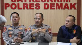 PLH Kabag Ops Polres Demak, Kompol Supardiono (tengah) saat jumpa pers di Mapolres Demak, Minggu (2/3).