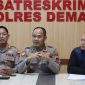 PLH Kabag Ops Polres Demak, Kompol Supardiono (tengah) saat jumpa pers di Mapolres Demak, Minggu (2/3).