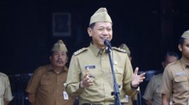 Bupati Kudus, Sam'ani Intakoris, saat memimpin apel di Halaman Pendapa Kabupaten Kudus, Senin (3/3/2025).