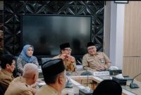 Bupati Rembang H. Harno dan Wakil Bupati Rembang M. Hanies Cholil Barro' bersama jajaran kepala OPD di ruang rapat Bupati, Senin (3/3/2025).