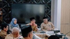 Bupati Rembang H. Harno dan Wakil Bupati Rembang M. Hanies Cholil Barro' bersama jajaran kepala OPD di ruang rapat Bupati, Senin (3/3/2025).