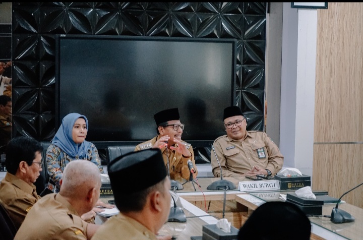 Bupati Rembang H. Harno dan Wakil Bupati Rembang M. Hanies Cholil Barro' bersama jajaran kepala OPD di ruang rapat Bupati, Senin (3/3/2025).