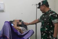 Komandan Kodim 0718/Pati, Letkol Inf Jon Young Saragi, menjenguk pasien salah satu warga kecamatan Pucakwangi, Kabupaten Pati di RSU Suwondo Pati, Selasa, (4/3/2025).