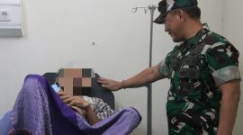Komandan Kodim 0718/Pati, Letkol Inf Jon Young Saragi, menjenguk pasien salah satu warga kecamatan Pucakwangi, Kabupaten Pati di RSU Suwondo Pati, Selasa, (4/3/2025).