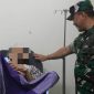 Komandan Kodim 0718/Pati, Letkol Inf Jon Young Saragi, menjenguk pasien salah satu warga kecamatan Pucakwangi, Kabupaten Pati di RSU Suwondo Pati, Selasa, (4/3/2025).
