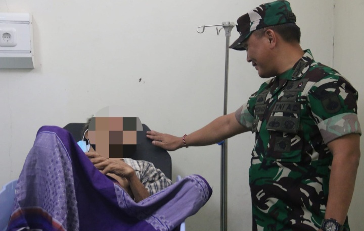Komandan Kodim 0718/Pati, Letkol Inf Jon Young Saragi, menjenguk pasien salah satu warga kecamatan Pucakwangi, Kabupaten Pati di RSU Suwondo Pati, Selasa, (4/3/2025).