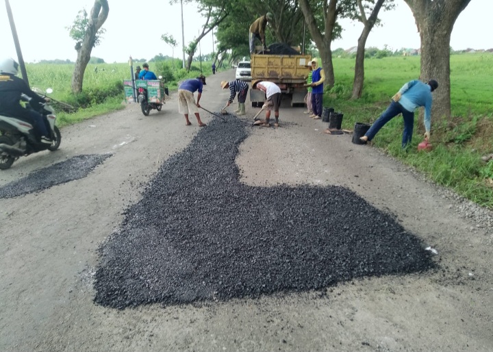 Ilustrasi Penambalan jalan rusak di Kabupaten Rembang.