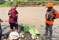 Tim SAR gabungan berhasil menemukan jasad Robert (8 th), siswa kelas 5 Sekolah Dasar, warga Rejowinangun Selatan, Magelang yang tenggelam di sungai Progo.