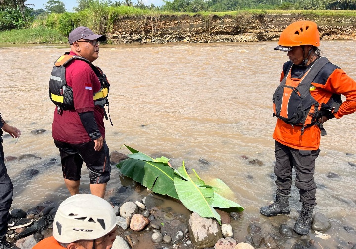Tim SAR gabungan berhasil menemukan jasad Robert (8 th), siswa kelas 5 Sekolah Dasar, warga Rejowinangun Selatan, Magelang yang tenggelam di sungai Progo.