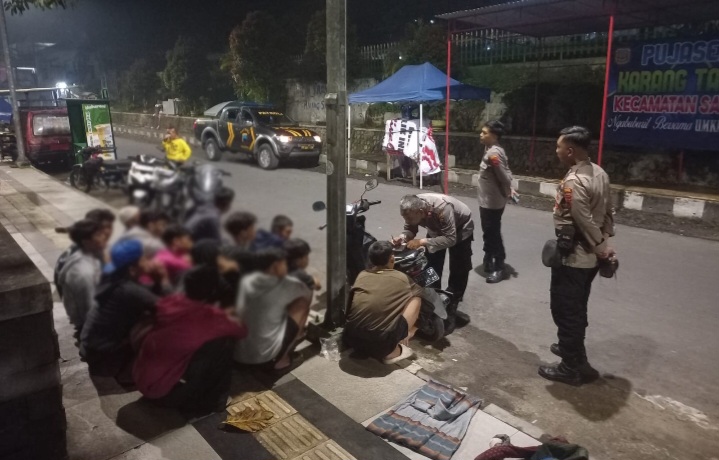 Jajaran Polsek Sapuran sedang mengamankan 15 remaja yang terlibat dalam aksi perang sarung di wilayah Kecamatan Sapuran, Kabupaten Wonosobo, Selasa (4/3/2025).