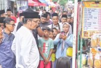Bupati Magelang, Grengseng Pamuji
memborong sejumlah makanan kecil untuk berbuka puasa bagi anak-anak, usai meresmikan Kampung Ramadan di Kampung Krajan II, Kelurahan Secang, Kecamatan Secang Kabupaten Magelang, Senin (3/3/2025).