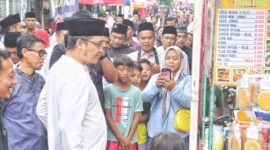 Bupati Magelang, Grengseng Pamuji
memborong sejumlah makanan kecil untuk berbuka puasa bagi anak-anak, usai meresmikan Kampung Ramadan di Kampung Krajan II, Kelurahan Secang, Kecamatan Secang Kabupaten Magelang, Senin (3/3/2025).