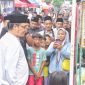 Bupati Magelang, Grengseng Pamuji
memborong sejumlah makanan kecil untuk berbuka puasa bagi anak-anak, usai meresmikan Kampung Ramadan di Kampung Krajan II, Kelurahan Secang, Kecamatan Secang Kabupaten Magelang, Senin (3/3/2025).