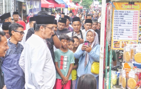 Bupati Magelang, Grengseng Pamuji
memborong sejumlah makanan kecil untuk berbuka puasa bagi anak-anak, usai meresmikan Kampung Ramadan di Kampung Krajan II, Kelurahan Secang, Kecamatan Secang Kabupaten Magelang, Senin (3/3/2025).