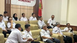 Bupati Wonosobo, Afif Nurhida
Sekretaris Daerah, serta jajaran perangkat daerah Kabupaten Wonosobo menghadiri acara peluncurkan Indikator Indeks Pencegahan Korupsi Daerah (IPKD) secara daring.