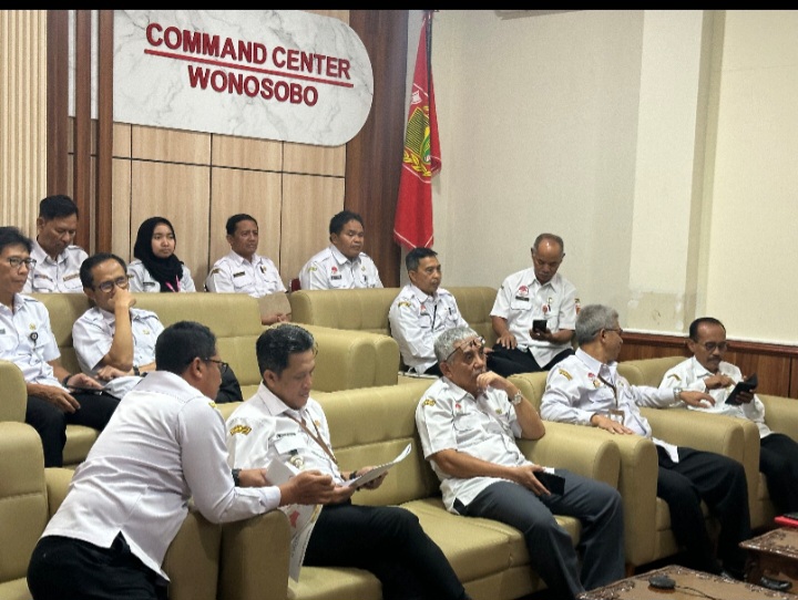 Bupati Wonosobo, Afif Nurhida
Sekretaris Daerah, serta jajaran perangkat daerah Kabupaten Wonosobo menghadiri acara peluncurkan Indikator Indeks Pencegahan Korupsi Daerah (IPKD) secara daring.