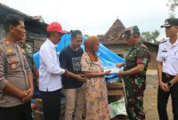 Komandan Kodim 0718/Pati, Letkol Inf Jon Young Saragi bersama Baznas kabupaten Pati menyerahkan bantuan kepada korban kebakaran di desa Lumbungmas kecamatan Pucakwangi, kabupaten Pati, Rabu (5/3/2025).