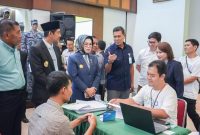 Direktur Utama BPJS Ketenagakerjaan, Anggoro Eko Cahyo bersama Bupati Sukoharjo, Etik Suryani dan Wakil Bupati, Eko Sapto Purnomo meninjau layanan prioritas pencairan Jaminan Hari Tua yang dibuka di dalam PT Sritex, Rabu (5/3/2025).