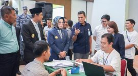 Direktur Utama BPJS Ketenagakerjaan, Anggoro Eko Cahyo bersama Bupati Sukoharjo, Etik Suryani dan Wakil Bupati, Eko Sapto Purnomo meninjau layanan prioritas pencairan Jaminan Hari Tua yang dibuka di dalam PT Sritex, Rabu (5/3/2025).