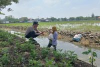 Kapolsek Karangtengah, AKP Setyo, menyerahkan Bansos kepada salah seorang buruh tani di Desa Sampang, Kecamatan Karangtengah, Kabupaten Demak, Kamis (6/3/2025).