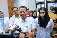 Bupati Kudus, Sam'ani didampingi Wakil Bupati, Bellinda Birton saat diwawancarai awak media ketika berkunjung ke RSUD dr. Loekmono Hadi, Kamis (6/3/2025). 