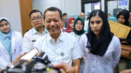 Bupati Kudus, Sam'ani didampingi Wakil Bupati, Bellinda Birton saat diwawancarai awak media ketika berkunjung ke RSUD dr. Loekmono Hadi, Kamis (6/3/2025). 