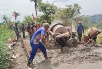 Personil TMMD Reguler Ke 123 di wilayah Kodim 0724/Boyolali dan warga Desa Kalinanas, Kecamatan Wonosamudro, gotong royong bersama sama mengerjakan betonisasi jalan desa.