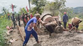 Personil TMMD Reguler Ke 123 di wilayah Kodim 0724/Boyolali dan warga Desa Kalinanas, Kecamatan Wonosamudro, gotong royong bersama sama mengerjakan betonisasi jalan desa.