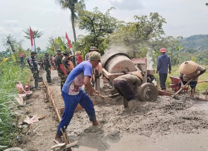 Personil TMMD Reguler Ke 123 di wilayah Kodim 0724/Boyolali dan warga Desa Kalinanas, Kecamatan Wonosamudro, gotong royong bersama sama mengerjakan betonisasi jalan desa.