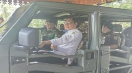 Bupati Magelang, Grengseng Pamuji menjajal mobil Maung keliling Candi Borobudur, Rabu (5/3/2025).