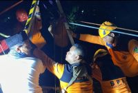Tim SAR gabungan sedang mengevakuasi Muh. Muzaky (21) dari dasar sumur yang berada di belakang rumahnya, Desa Geneng, Batealit, Jepara, Kamis (6/3/2025).