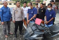 Kapolsek Dempet, AKP Ririk Solikul Hadi sedang mengintrogasi dua pelaku curat, LH (40) dan ML (42)
saat gelar perkara di Polres Demak, Jum'at (7/3/2025).