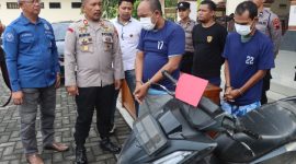 Kapolsek Dempet, AKP Ririk Solikul Hadi sedang mengintrogasi dua pelaku curat, LH (40) dan ML (42)
saat gelar perkara di Polres Demak, Jum'at (7/3/2025).