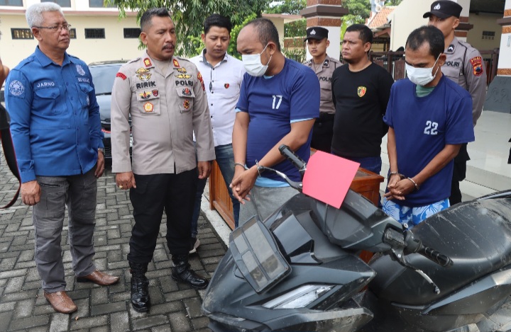 Kapolsek Dempet, AKP Ririk Solikul Hadi sedang mengintrogasi dua pelaku curat, LH (40) dan ML (42)
saat gelar perkara di Polres Demak, Jum'at (7/3/2025).