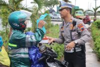Kasat Lantas Polres Demak, AKP Thoriq Azis membagikan takjil kepada salah seorang pengguna jalan.