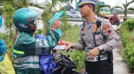 Kasat Lantas Polres Demak, AKP Thoriq Azis membagikan takjil kepada salah seorang pengguna jalan.