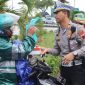Kasat Lantas Polres Demak, AKP Thoriq Azis membagikan takjil kepada salah seorang pengguna jalan.