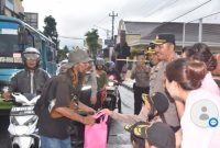 Kapolres Wonosobo, AKBP Donny Lumbantoruan turut membagi takjil di Jalan Bhayangkara, Wonosobo, Jumat (7/3).