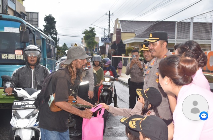 Kapolres Wonosobo, AKBP Donny Lumbantoruan turut membagi takjil di Jalan Bhayangkara, Wonosobo, Jumat (7/3).