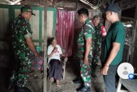 Danramil 20/Tambakromo, Lettu Inf Suko Giyantoro membagikan paket sembako kepada lansia di desa Mangunrekso kecamatan Tambakromo, kabupaten Pati, Jumat (7/3).