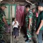 Danramil 20/Tambakromo, Lettu Inf Suko Giyantoro membagikan paket sembako kepada lansia di desa Mangunrekso kecamatan Tambakromo, kabupaten Pati, Jumat (7/3).