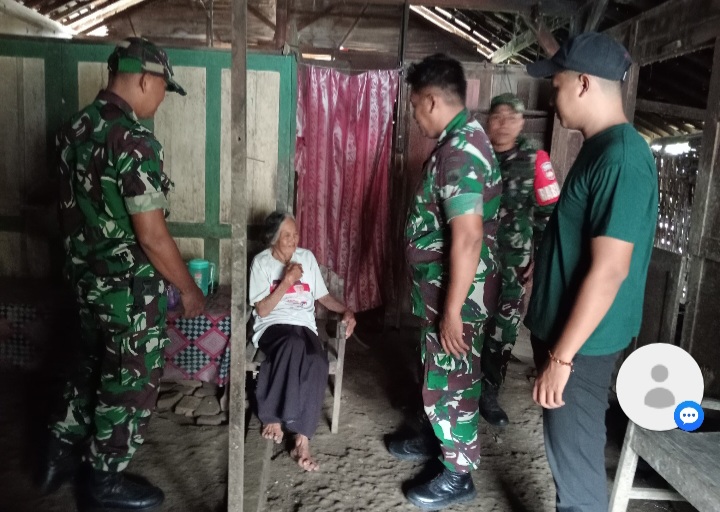 Danramil 20/Tambakromo, Lettu Inf Suko Giyantoro membagikan paket sembako kepada lansia di desa Mangunrekso kecamatan Tambakromo, kabupaten Pati, Jumat (7/3).
