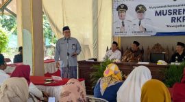 Kepala Desa Lambangan Wetan, Aris Winarno saat berbicara di Musrenbangcam di Pendopo Kecamatan Bulu, Kamis (6/3).