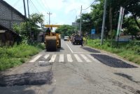 Proses perbaikan jalan di Rembang memasuki tahap penambalan.