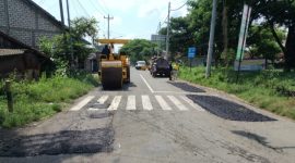 Proses perbaikan jalan di Rembang memasuki tahap penambalan.