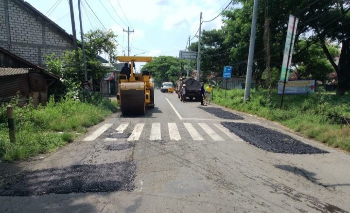 Proses perbaikan jalan di Rembang memasuki tahap penambalan.